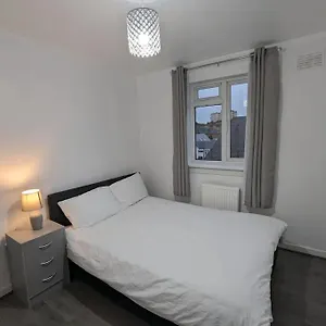 3 Bedroom Sleeps 8 Apartment