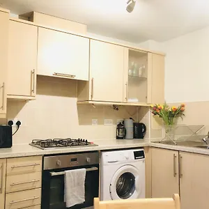 Spacious Centre Flat Free Parking& Superfast Wifi Apartment